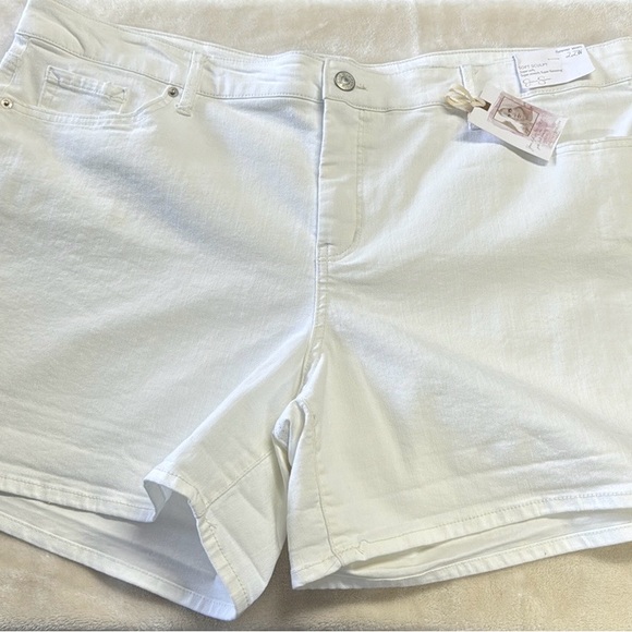 Jessica Simpson Short - Picture 1 of 3